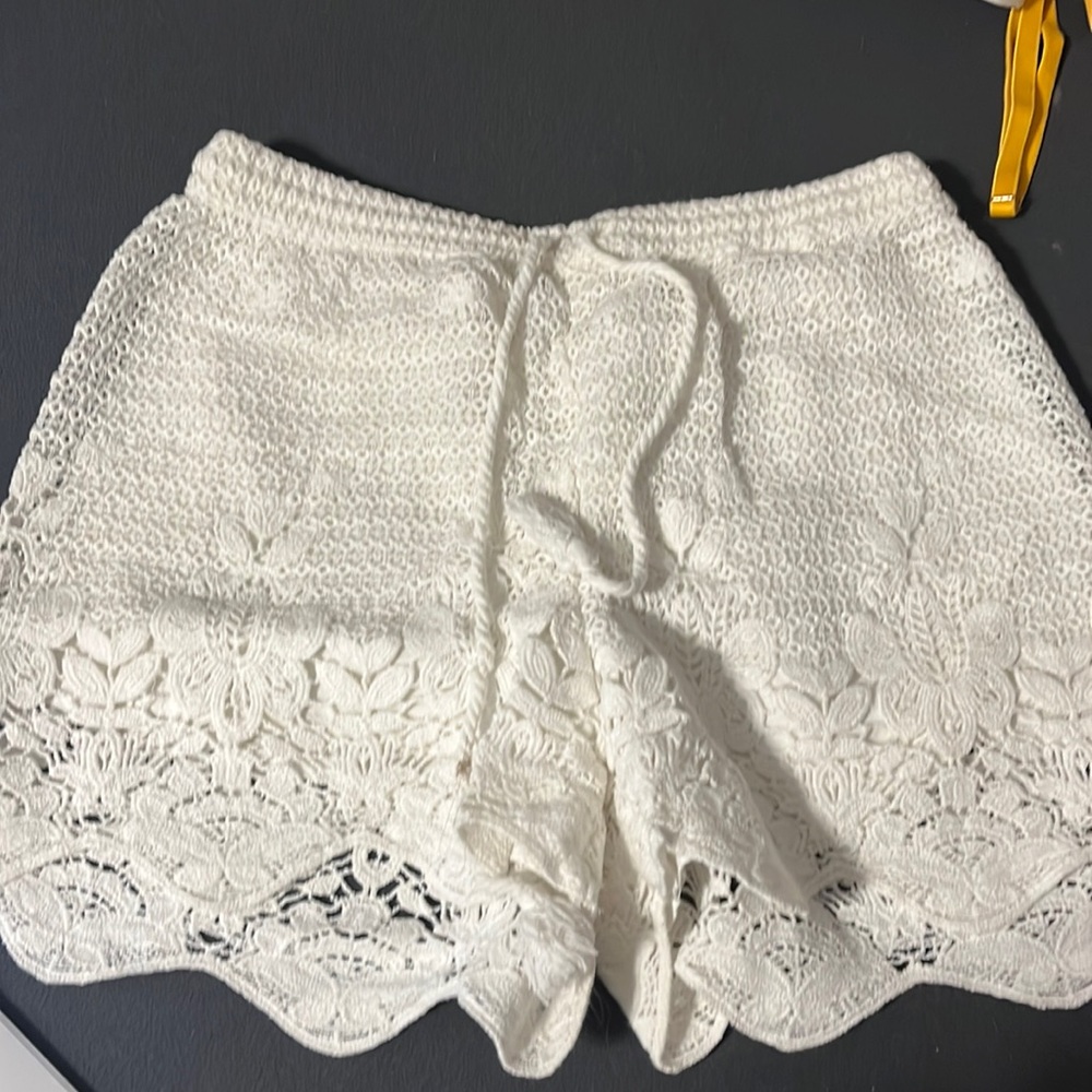 White aberocombie shorts